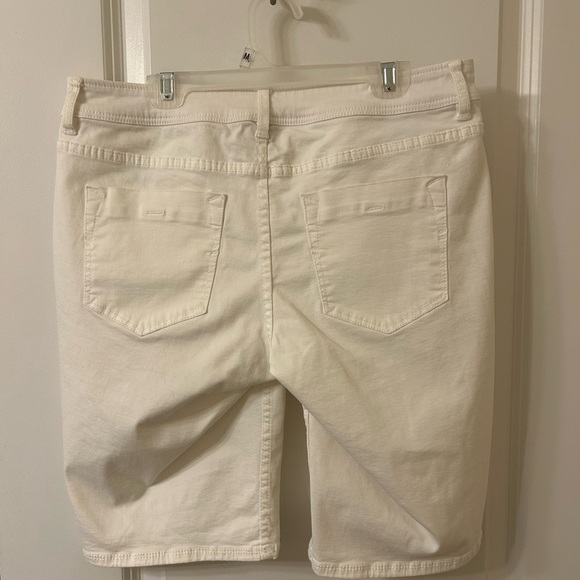 Tommy Bahama White Bermuda Shorts Versatile Summer Essential - Picture 3 of 5